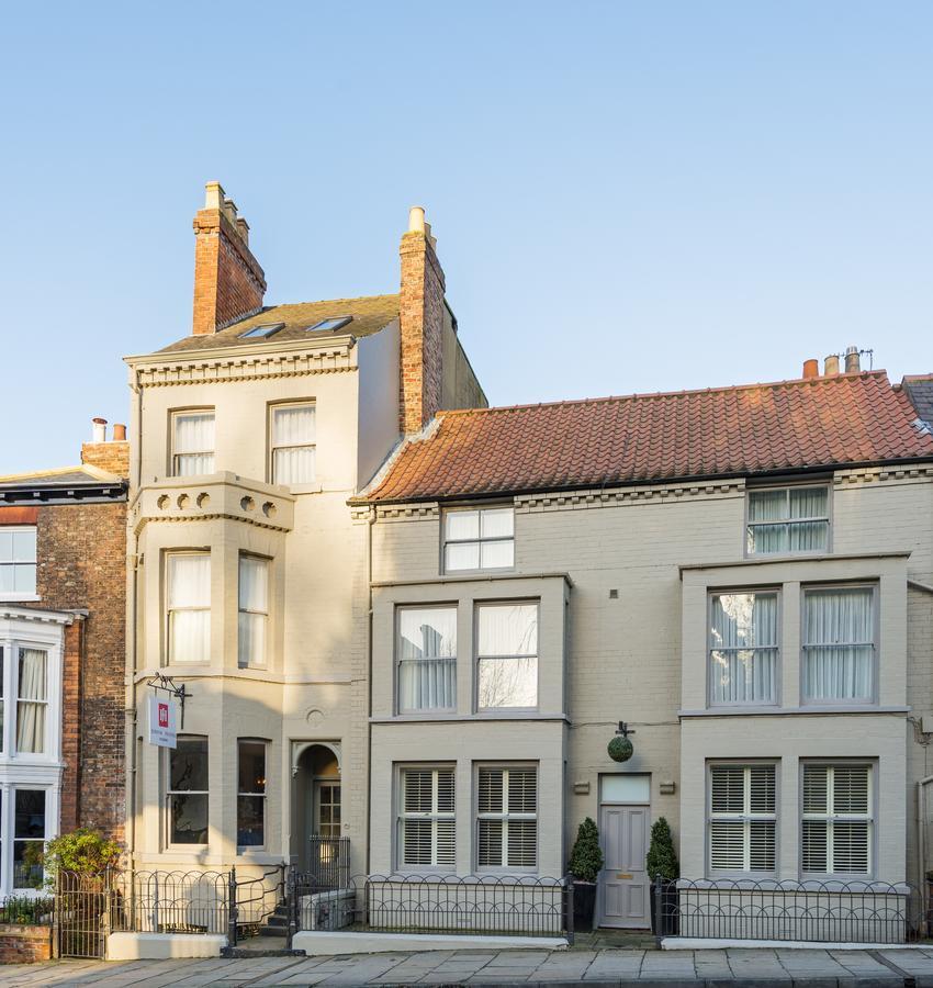 فندق جورفيك يورك المظهر الخارجي الصورة The former home of the Duke of Grafton at 10 St Mary's Square, Harwich