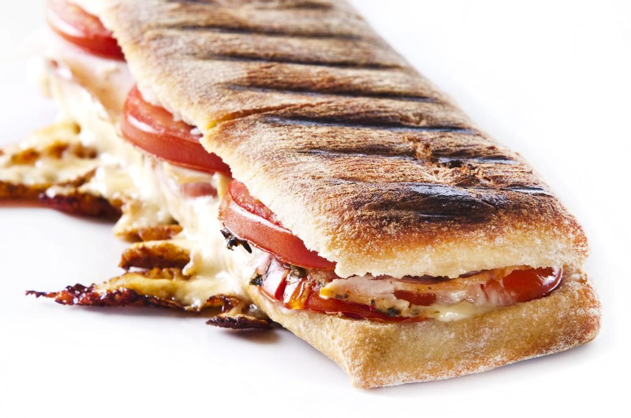 فندق جورفيك يورك المظهر الخارجي الصورة A tomato and cheese panini